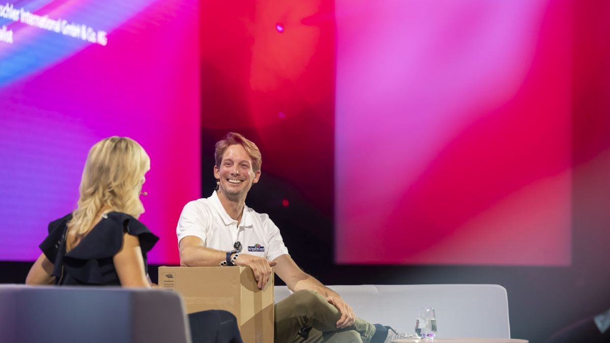 CEO Philip Hitschler-Becker in a chat with a lady