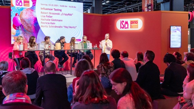 Influencer tasting at ISM: 6 people sitting in front of an audience, testing new sweets live. 