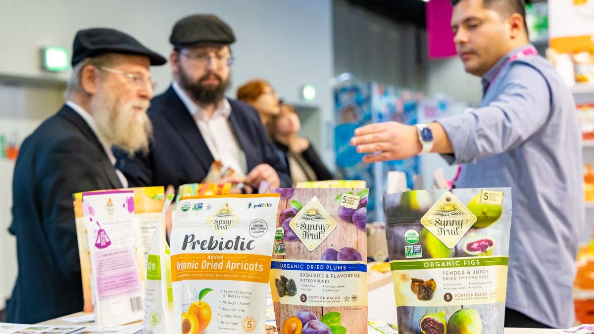 Exhibitors presenting probiotic snacks to visitors at ISM 2024. © ISM