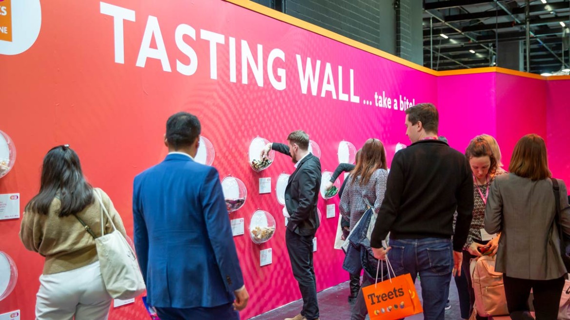 Discover new sweets: ISM guests trying out sweets at the ISM Tasting Wall in 2025.
