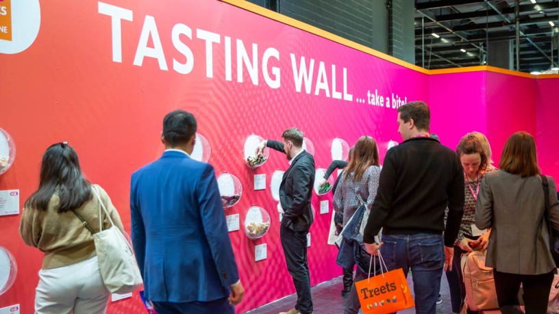 Discover new sweets: ISM guests trying out sweets at the ISM Tasting Wall in 2025.